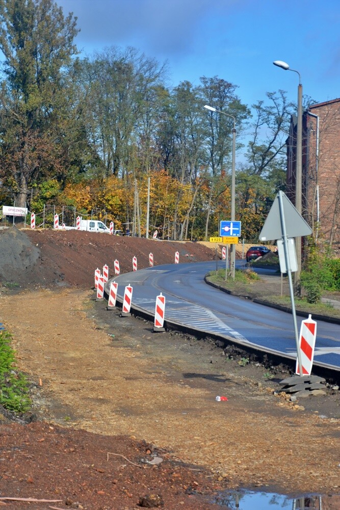 Realizowana właśnie inwestycja to przedostatni odcinek trasy N-S, łączącej Drogową Trasę Średnicową z autostradą A4. Będzie przebiegał od ul. Kokota do łącznika z autostradą w ciągu ul. 1 Maja. To duża i kosztowna inwestycja, która została podzielona na dwa zadania. Zobaczcie postęp prac!

fot. Jacek Knapik