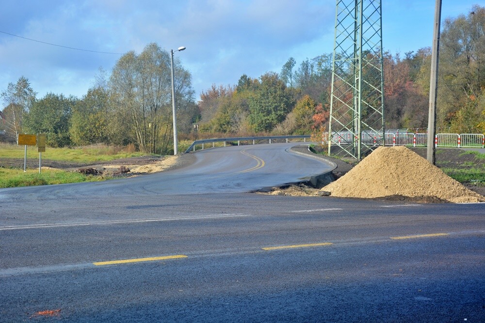 Realizowana właśnie inwestycja to przedostatni odcinek trasy N-S, łączącej Drogową Trasę Średnicową z autostradą A4. Będzie przebiegał od ul. Kokota do łącznika z autostradą w ciągu ul. 1 Maja. To duża i kosztowna inwestycja, która została podzielona na dwa zadania. Zobaczcie postęp prac!

fot. Jacek Knapik