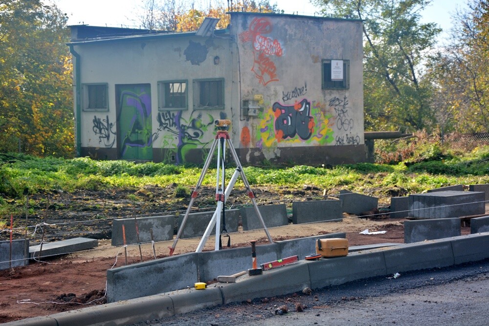 Realizowana właśnie inwestycja to przedostatni odcinek trasy N-S, łączącej Drogową Trasę Średnicową z autostradą A4. Będzie przebiegał od ul. Kokota do łącznika z autostradą w ciągu ul. 1 Maja. To duża i kosztowna inwestycja, która została podzielona na dwa zadania. Zobaczcie postęp prac!

fot. Jacek Knapik