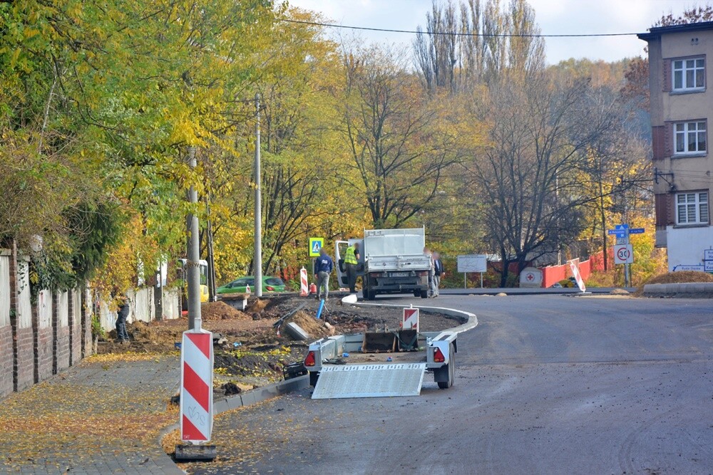 Realizowana właśnie inwestycja to przedostatni odcinek trasy N-S, łączącej Drogową Trasę Średnicową z autostradą A4. Będzie przebiegał od ul. Kokota do łącznika z autostradą w ciągu ul. 1 Maja. To duża i kosztowna inwestycja, która została podzielona na dwa zadania. Zobaczcie postęp prac!

fot. Jacek Knapik