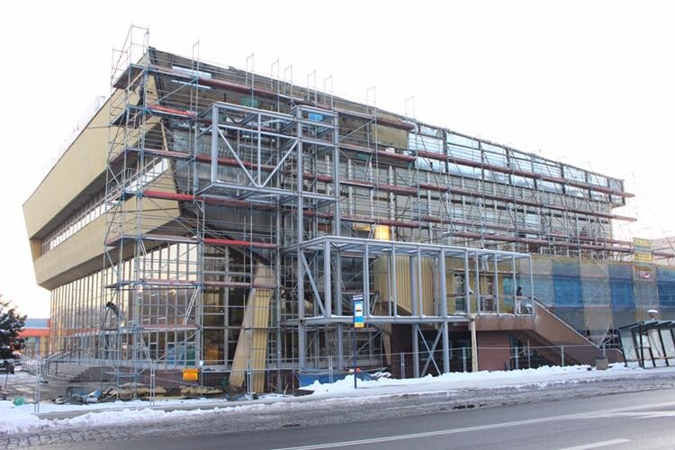 Postępują prace przy modernizacji hali MOSiR w Halembie