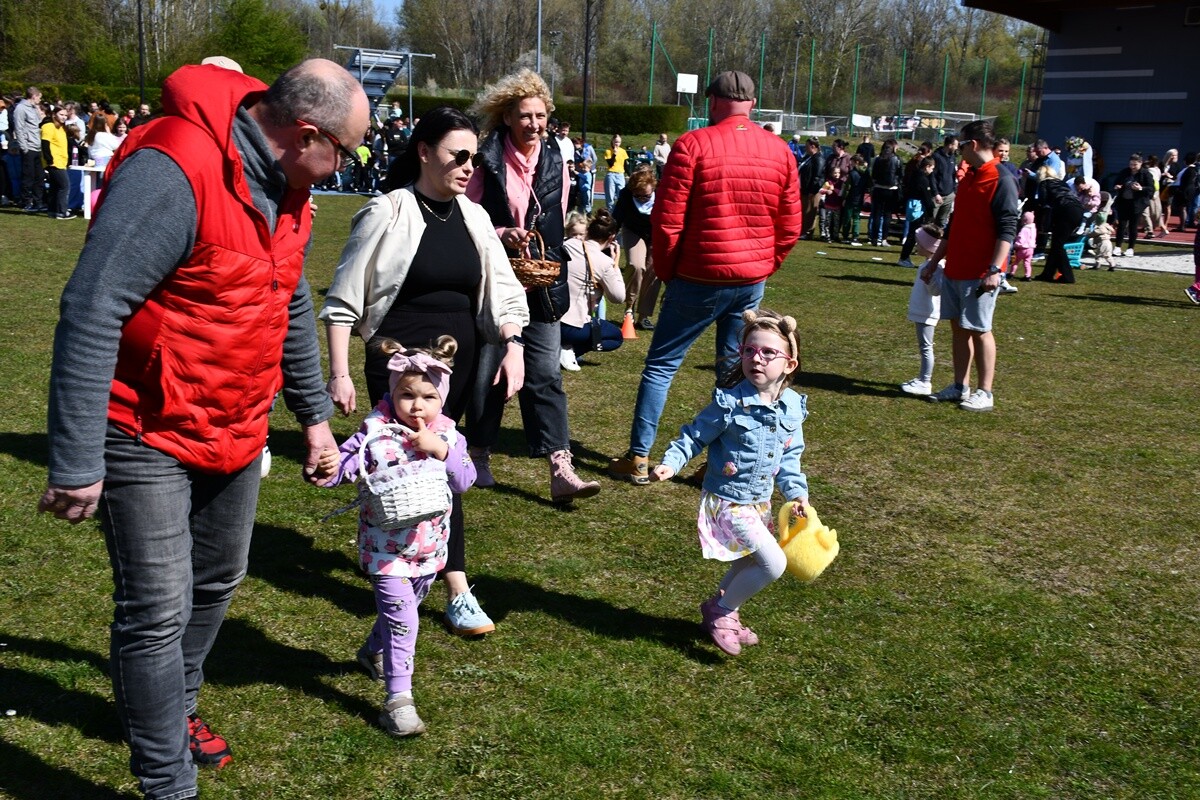 Tłumy dzieci na wielkanocnych poszukiwaniach jajek w Rudzie Śląskiej.