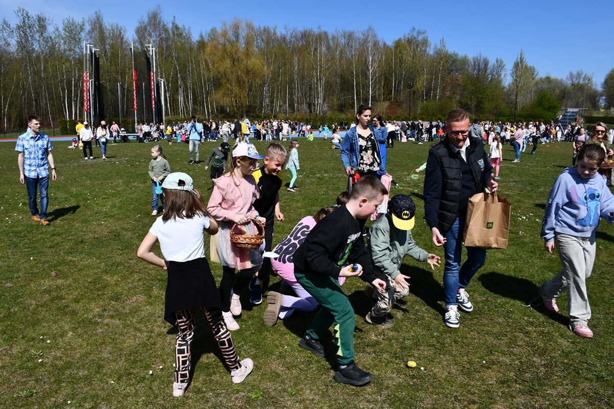 Tłumy dzieci na wielkanocnych poszukiwaniach jajek w Rudzie Śląskiej.