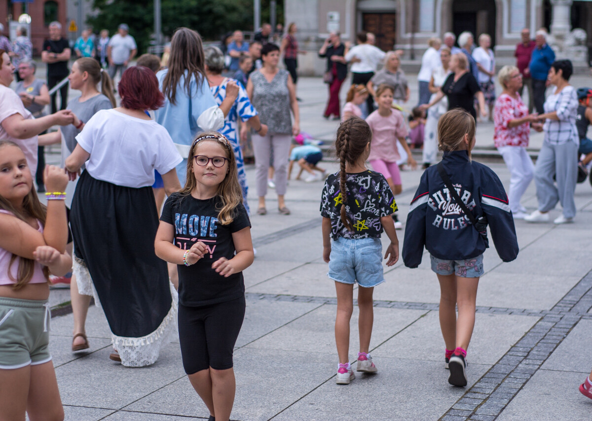 Na rynku w Nowym Bytomiu znów pojawił się roztańczony tłum. Mieszkańcy naszego miasta z ochotą bawili się do wakacyjnych rytmów. Mamy to na zdjęciach!