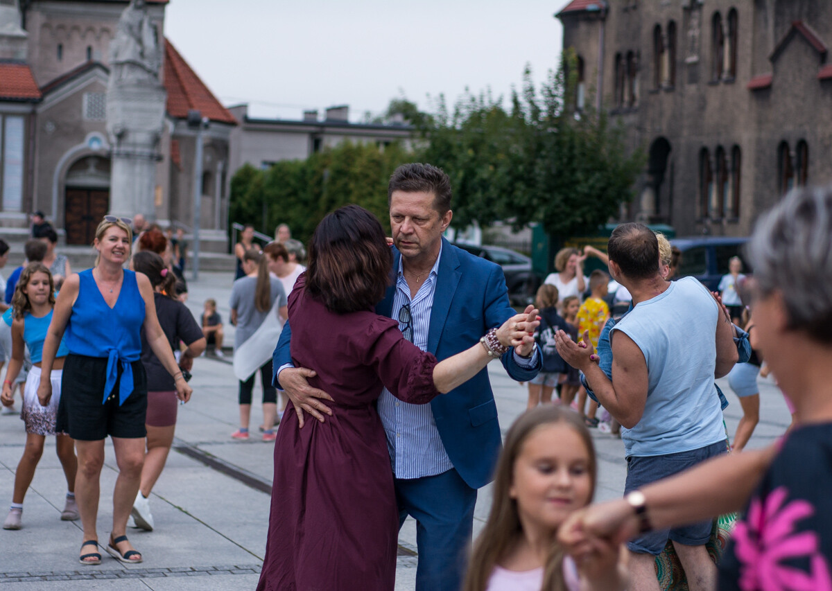 Na rynku w Nowym Bytomiu znów pojawił się roztańczony tłum. Mieszkańcy naszego miasta z ochotą bawili się do wakacyjnych rytmów. Mamy to na zdjęciach!