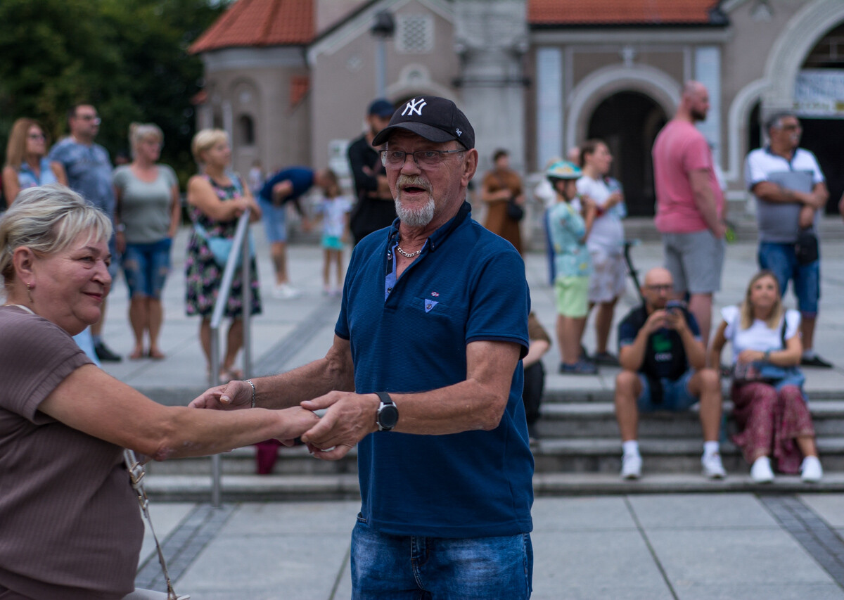 Na rynku w Nowym Bytomiu znów pojawił się roztańczony tłum. Mieszkańcy naszego miasta z ochotą bawili się do wakacyjnych rytmów. Mamy to na zdjęciach!