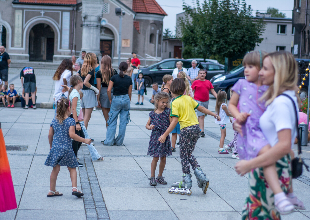 Na rynku w Nowym Bytomiu znów pojawił się roztańczony tłum. Mieszkańcy naszego miasta z ochotą bawili się do wakacyjnych rytmów. Mamy to na zdjęciach!