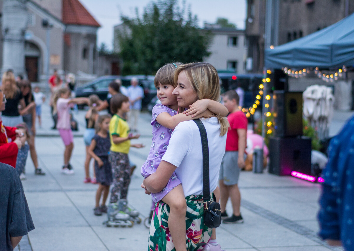 Na rynku w Nowym Bytomiu znów pojawił się roztańczony tłum. Mieszkańcy naszego miasta z ochotą bawili się do wakacyjnych rytmów. Mamy to na zdjęciach!