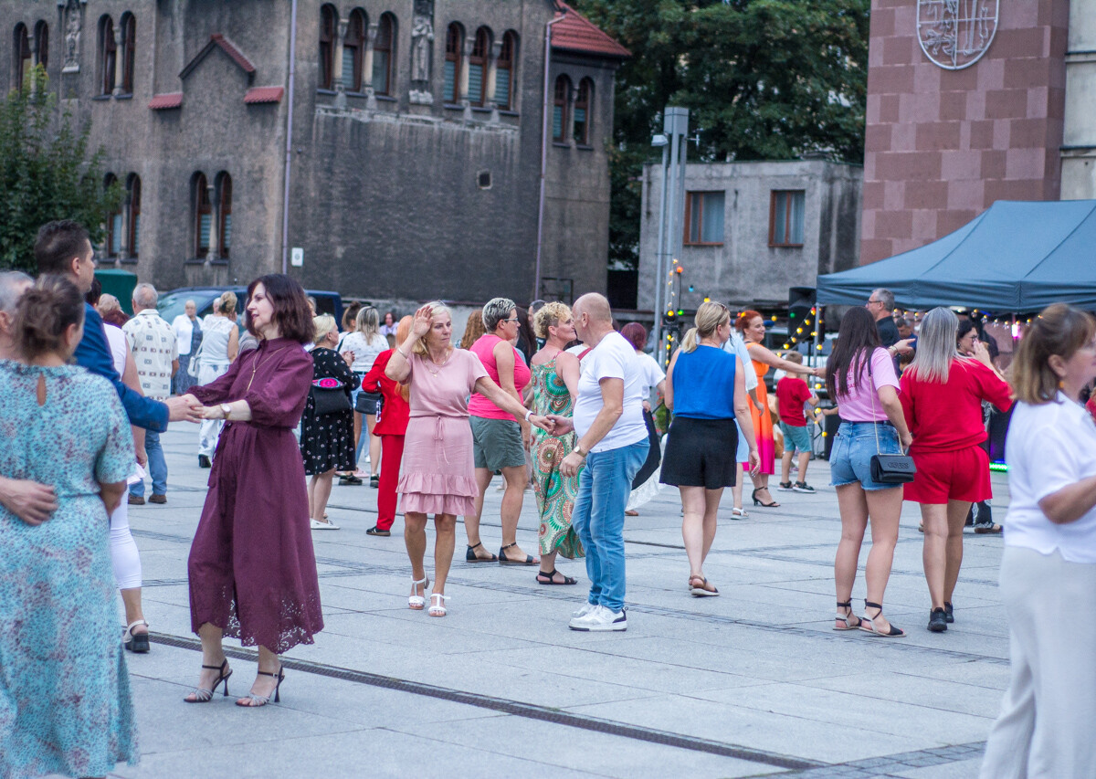 Na rynku w Nowym Bytomiu znów pojawił się roztańczony tłum. Mieszkańcy naszego miasta z ochotą bawili się do wakacyjnych rytmów. Mamy to na zdjęciach!