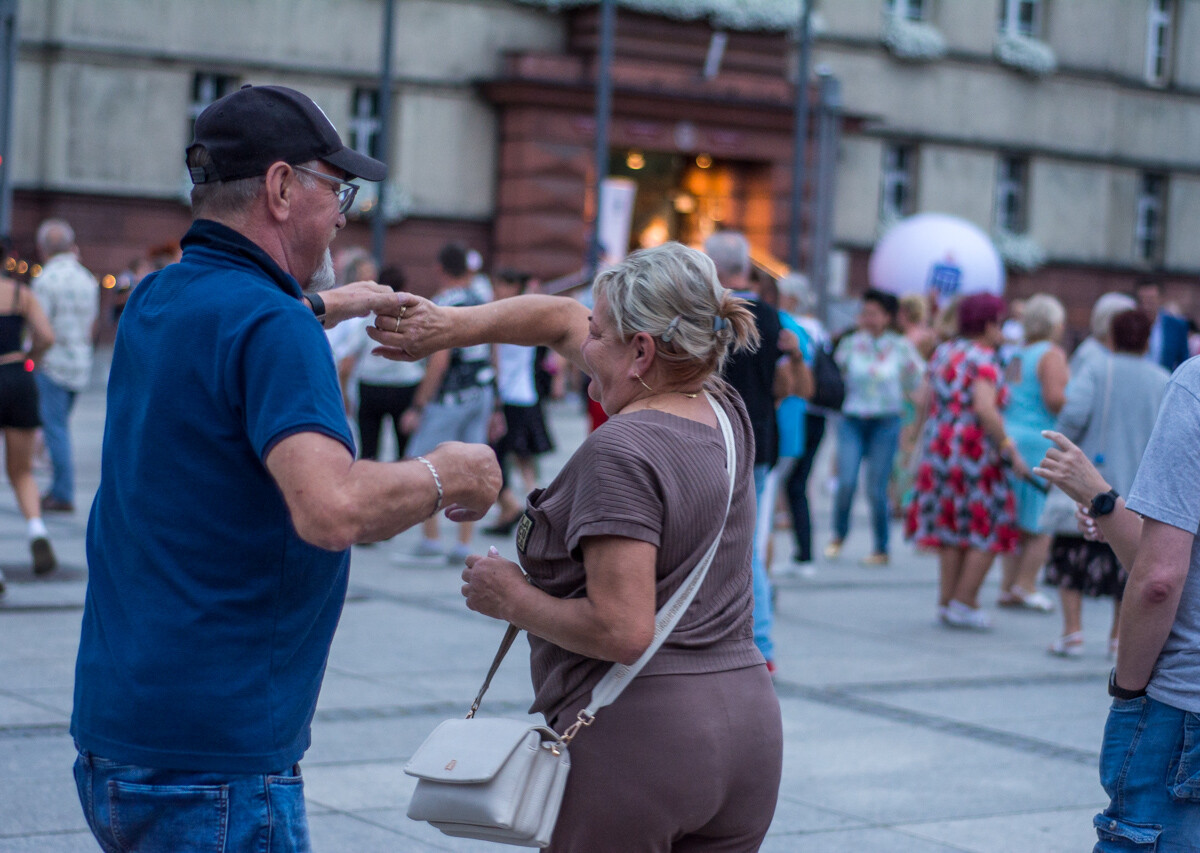 Na rynku w Nowym Bytomiu znów pojawił się roztańczony tłum. Mieszkańcy naszego miasta z ochotą bawili się do wakacyjnych rytmów. Mamy to na zdjęciach!