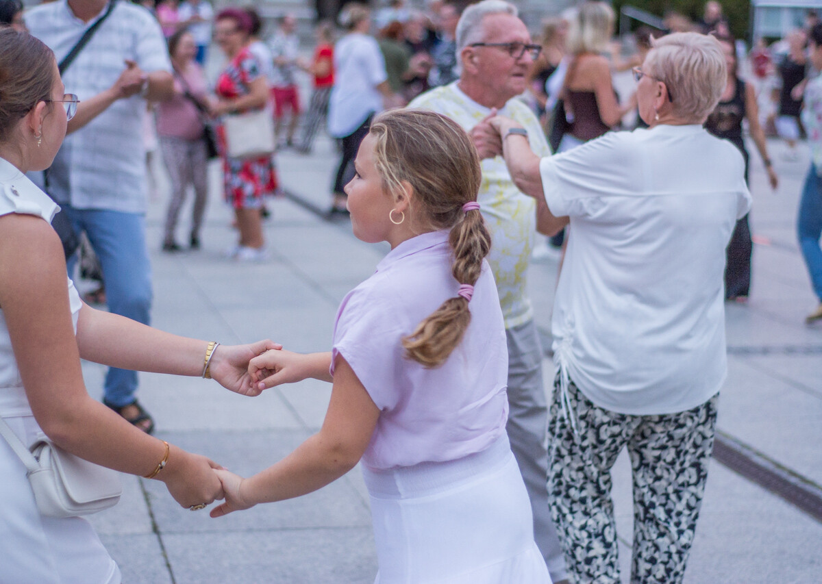 Na rynku w Nowym Bytomiu znów pojawił się roztańczony tłum. Mieszkańcy naszego miasta z ochotą bawili się do wakacyjnych rytmów. Mamy to na zdjęciach!