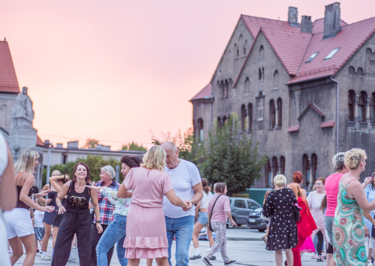 Na rynku w Nowym Bytomiu znów pojawił się roztańczony tłum. Mieszkańcy naszego miasta z ochotą bawili się do wakacyjnych rytmów. Mamy to na zdjęciach!