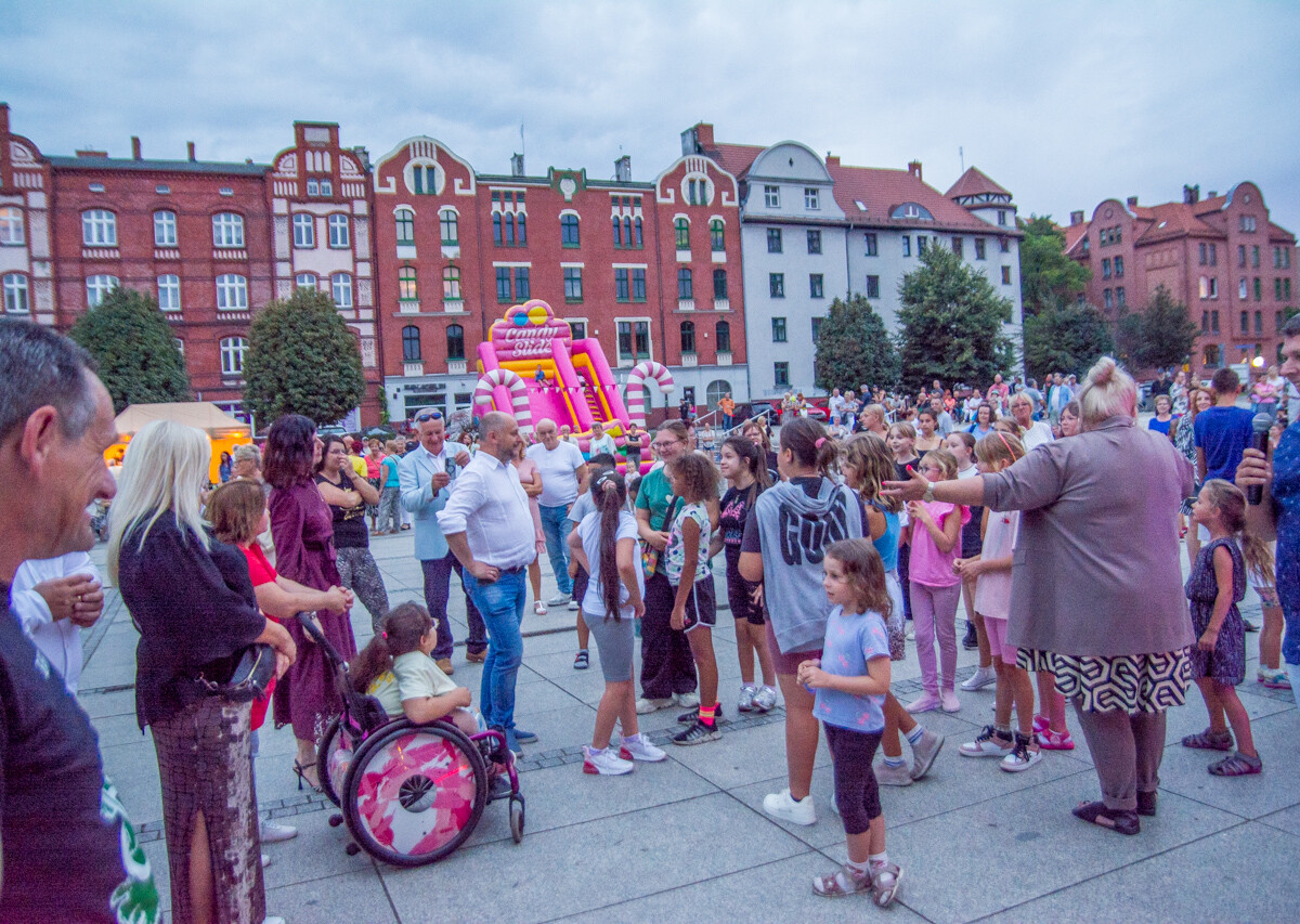 Na rynku w Nowym Bytomiu znów pojawił się roztańczony tłum. Mieszkańcy naszego miasta z ochotą bawili się do wakacyjnych rytmów. Mamy to na zdjęciach!