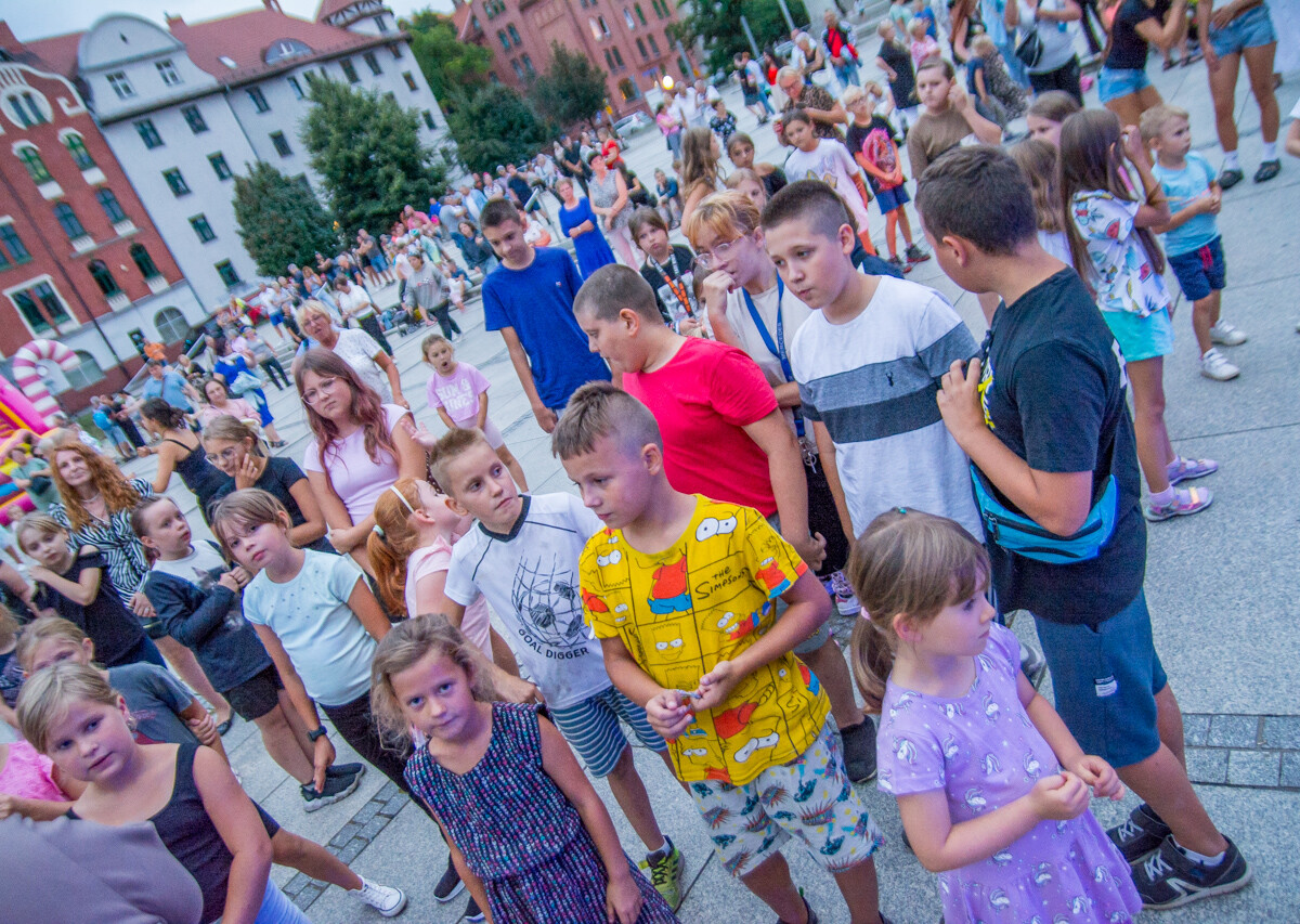 Na rynku w Nowym Bytomiu znów pojawił się roztańczony tłum. Mieszkańcy naszego miasta z ochotą bawili się do wakacyjnych rytmów. Mamy to na zdjęciach!