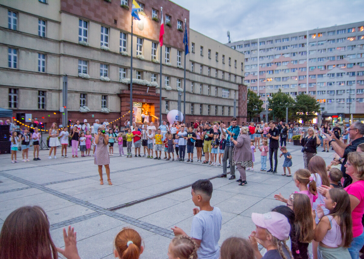 Na rynku w Nowym Bytomiu znów pojawił się roztańczony tłum. Mieszkańcy naszego miasta z ochotą bawili się do wakacyjnych rytmów. Mamy to na zdjęciach!