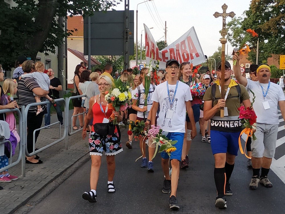 Ponad 160 pielgrzymów z trzech parafii w Rudzie Śląskiej - Halembie wyruszyło 19 sierpnia pieszo na Jasną Górę. To jedna z najliczniejszych pielgrzymek w mieście. W sobotę w godzinach wieczornych pielgrzymi powrócili do domu.