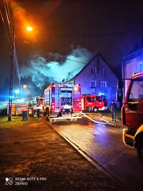 Ogień wybuchł w poniedziałkowy wieczór, 12 kwietnia, w dwukondygnacyjnym budynku wielorodzinnym przy ulicy Owocowej w Rudzie Śląskiej.