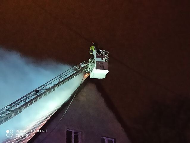 Ogień wybuchł w poniedziałkowy wieczór, 12 kwietnia, w dwukondygnacyjnym budynku wielorodzinnym przy ulicy Owocowej w Rudzie Śląskiej.