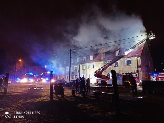 Ogień wybuchł w poniedziałkowy wieczór, 12 kwietnia, w dwukondygnacyjnym budynku wielorodzinnym przy ulicy Owocowej w Rudzie Śląskiej.