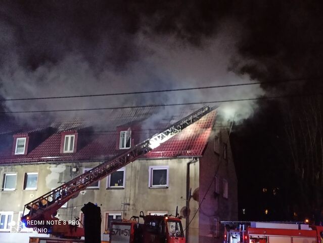 Ogień wybuchł w poniedziałkowy wieczór, 12 kwietnia, w dwukondygnacyjnym budynku wielorodzinnym przy ulicy Owocowej w Rudzie Śląskiej.