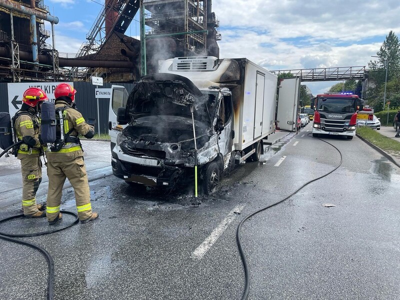 Pożar dostawczaka na ulicy Niedurnego w Rudzie Śląskiej – trwają utrudnienia w ruchu