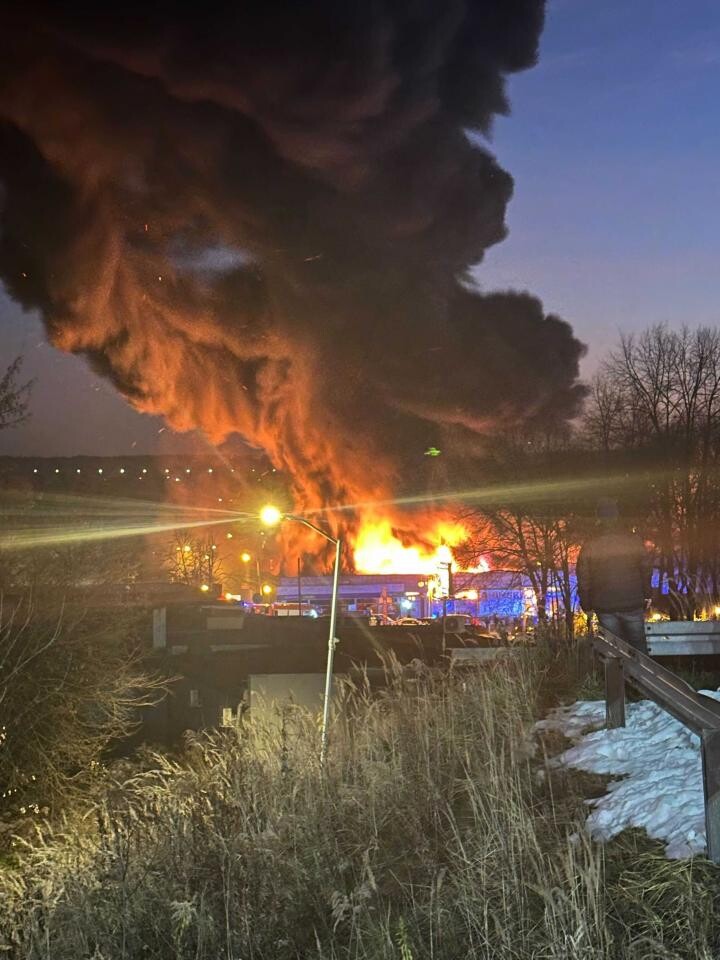 Pożar pawilonu handlowego w Rudzie Śląskiej, gdzie mieszczą się firmy Tekstylowo i Biga / fot.czytelników
