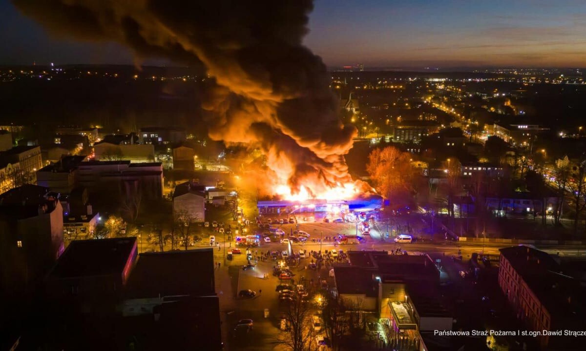Pożar pawilonu handlowego w Rudzie Śląskiej, gdzie mieszczą się firmy Tekstylowo i Biga / fot. PSP Ruda Śląska