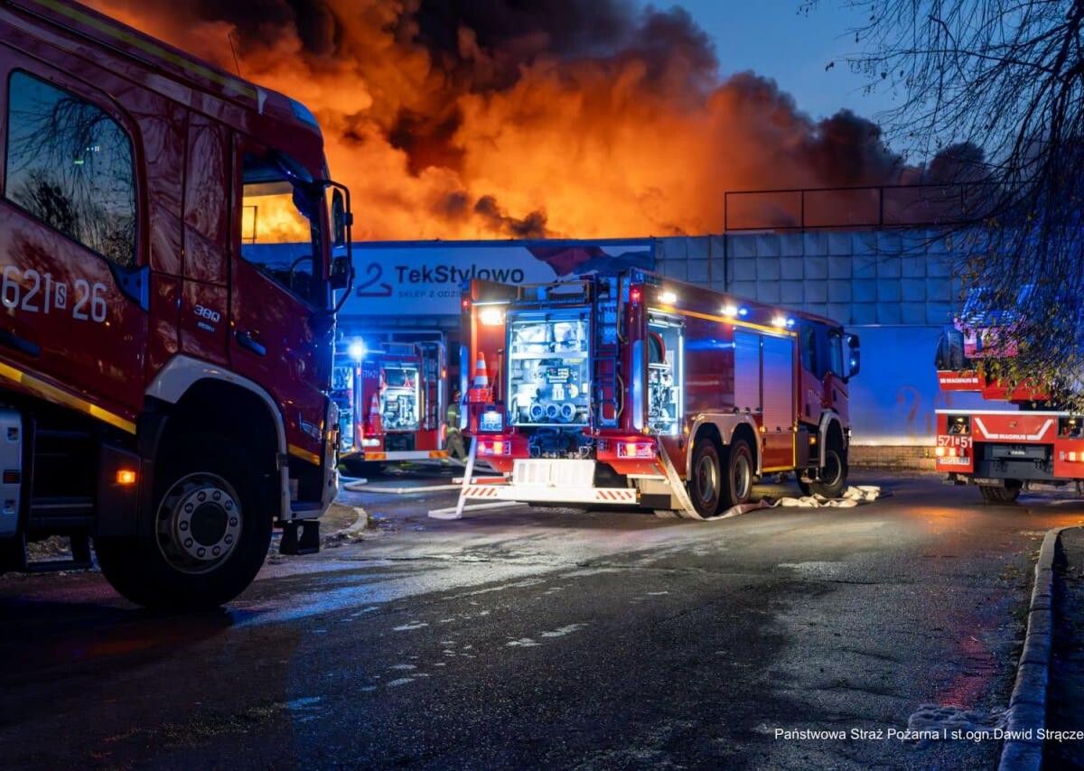 Pożar pawilonu handlowego w Rudzie Śląskiej, gdzie mieszczą się firmy Tekstylowo i Biga / fot. PSP Ruda Śląska