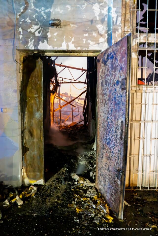 Pożar pawilonu handlowego w Rudzie Śląskiej, gdzie mieszczą się firmy Tekstylowo i Biga / fot.Dawid Strączek