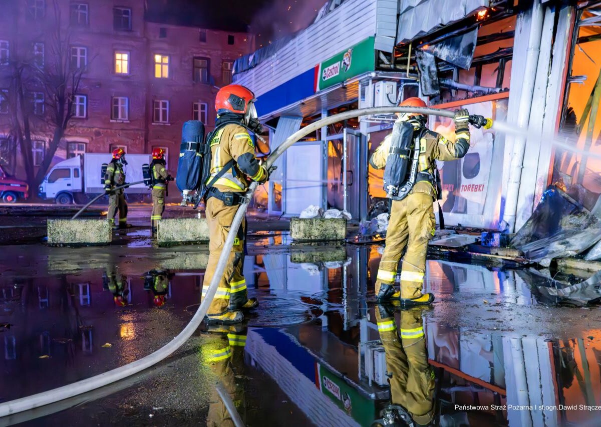 Pożar pawilonu handlowego w Rudzie Śląskiej, gdzie mieszczą się firmy Tekstylowo i Biga / fot.Dawid Strączek