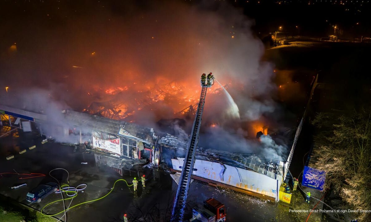 Pożar pawilonu handlowego w Rudzie Śląskiej, gdzie mieszczą się firmy Tekstylowo i Biga / fot.Dawid Strączek