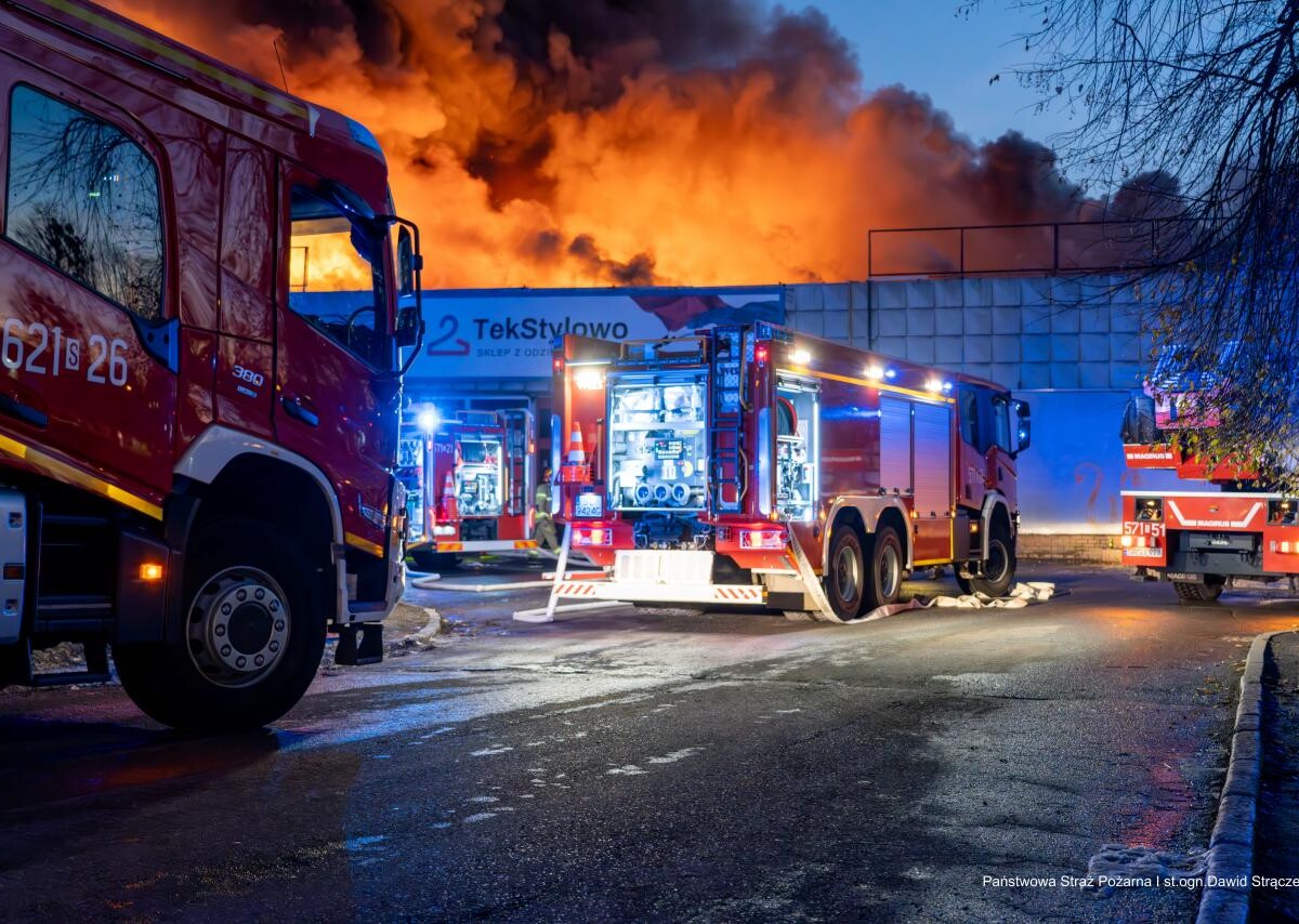 Pożar pawilonu handlowego w Rudzie Śląskiej, gdzie mieszczą się firmy Tekstylowo i Biga / fot.Dawid Strączek