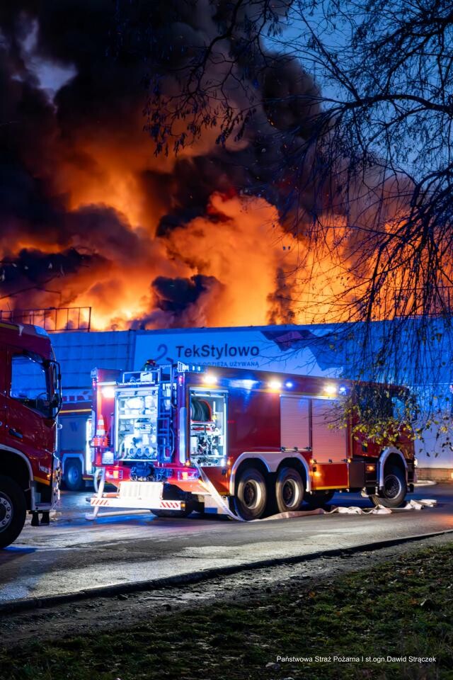 Pożar pawilonu handlowego w Rudzie Śląskiej, gdzie mieszczą się firmy Tekstylowo i Biga / fot.Dawid Strączek