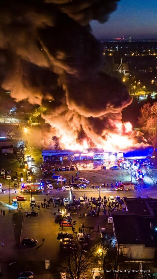 Pożar pawilonu handlowego w Rudzie Śląskiej, gdzie mieszczą się firmy Tekstylowo i Biga / fot.Dawid Strączek