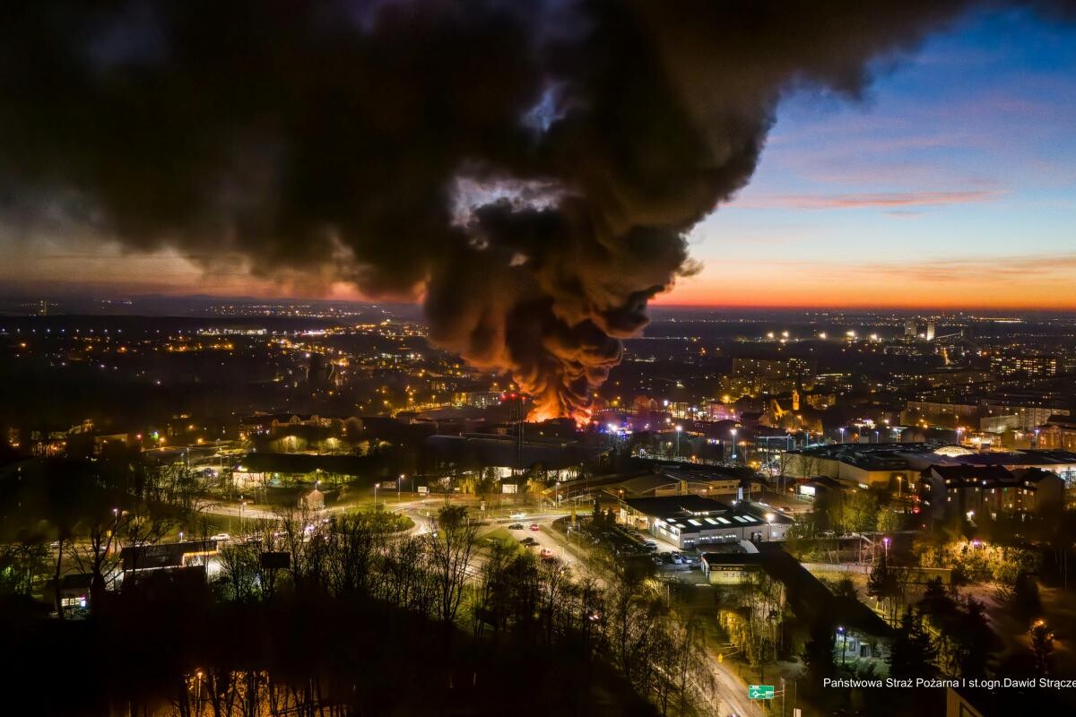 Pożar pawilonu handlowego w Rudzie Śląskiej, gdzie mieszczą się firmy Tekstylowo i Biga / fot.Dawid Strączek