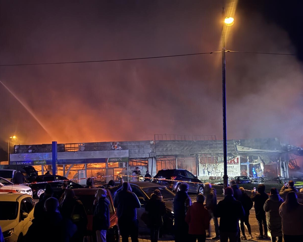 Pożar pawilonu handlowego w Rudzie Śląskiej, gdzie mieszczą się firmy Tekstylowo i Biga / fot. Karol P