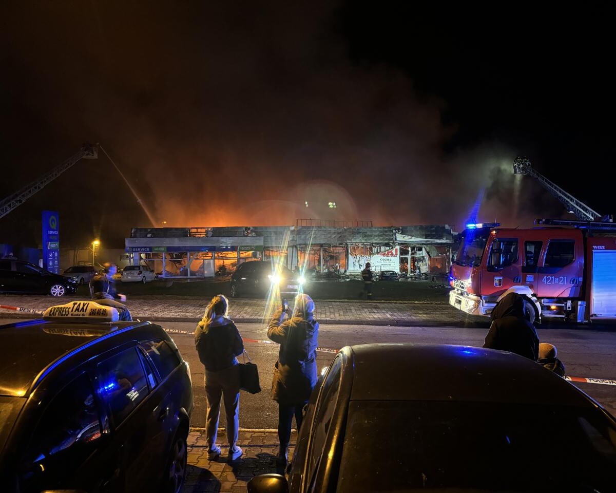 Pożar pawilonu handlowego w Rudzie Śląskiej, gdzie mieszczą się firmy Tekstylowo i Biga / fot. Karol P