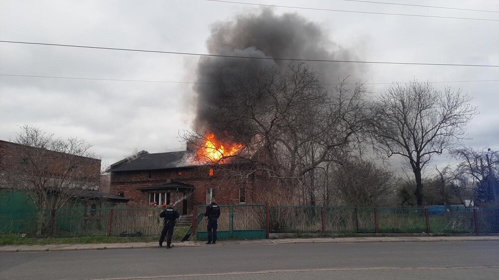 4 zastępy straży pożarnej gasiły w niedzielne popołudnie pożar niezamieszkałego budynku przy ul. Halembskiej w Rudzie Śląskiej. Na razie nie wiadomo co było przyczyną zapalenia się poddasza.
