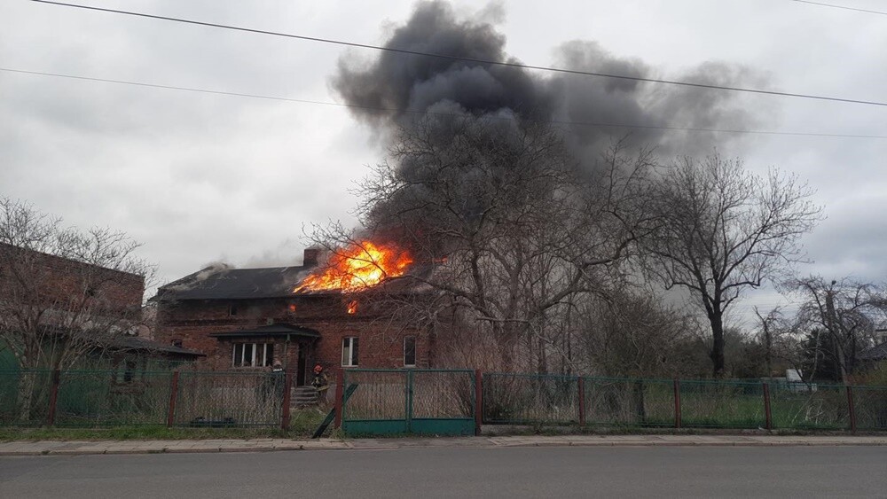 4 zastępy straży pożarnej gasiły w niedzielne popołudnie pożar niezamieszkałego budynku przy ul. Halembskiej w Rudzie Śląskiej. Na razie nie wiadomo co było przyczyną zapalenia się poddasza.