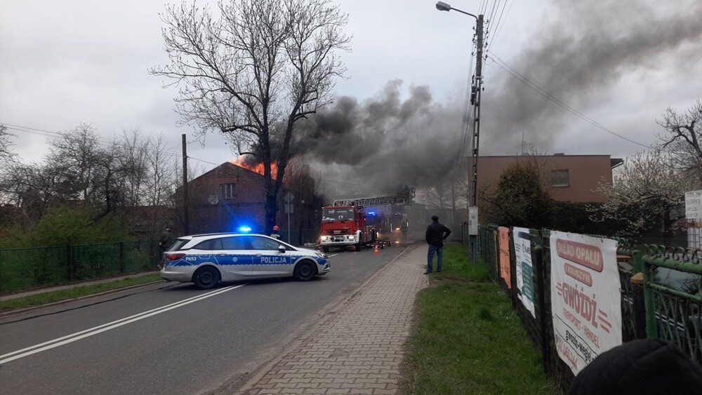 4 zastępy straży pożarnej gasiły w niedzielne popołudnie pożar niezamieszkałego budynku przy ul. Halembskiej w Rudzie Śląskiej. Na razie nie wiadomo co było przyczyną zapalenia się poddasza.