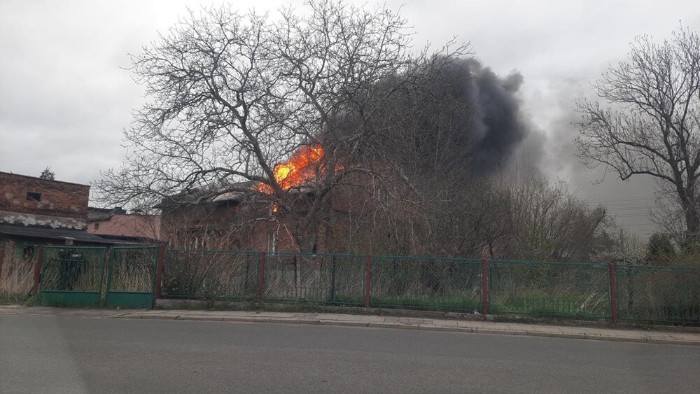 4 zastępy straży pożarnej gasiły w niedzielne popołudnie pożar niezamieszkałego budynku przy ul. Halembskiej w Rudzie Śląskiej. Na razie nie wiadomo co było przyczyną zapalenia się poddasza.