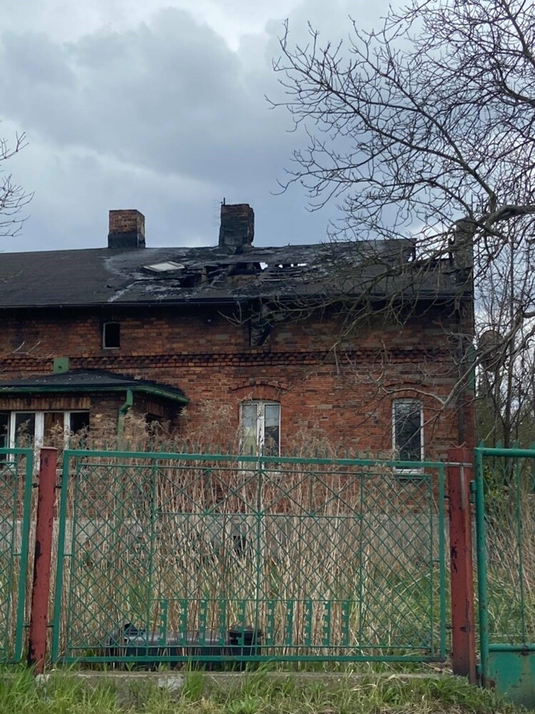 4 zastępy straży pożarnej gasiły w niedzielne popołudnie pożar niezamieszkałego budynku przy ul. Halembskiej w Rudzie Śląskiej. Na razie nie wiadomo co było przyczyną zapalenia się poddasza.