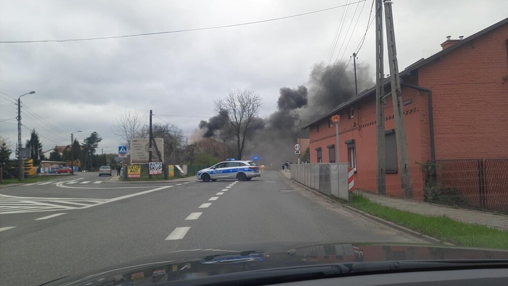 4 zastępy straży pożarnej gasiły w niedzielne popołudnie pożar niezamieszkałego budynku przy ul. Halembskiej w Rudzie Śląskiej. Na razie nie wiadomo co było przyczyną zapalenia się poddasza.