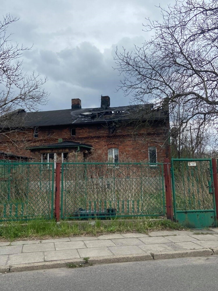 4 zastępy straży pożarnej gasiły w niedzielne popołudnie pożar niezamieszkałego budynku przy ul. Halembskiej w Rudzie Śląskiej. Na razie nie wiadomo co było przyczyną zapalenia się poddasza.