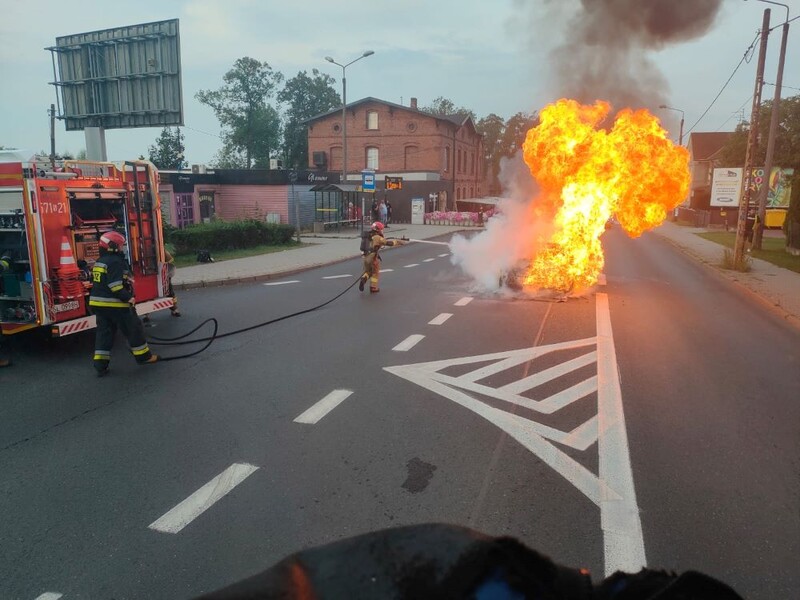 Pożar samochodu osobowego na Halembie. Nikomu nic się nie stało [NAGRANIE]