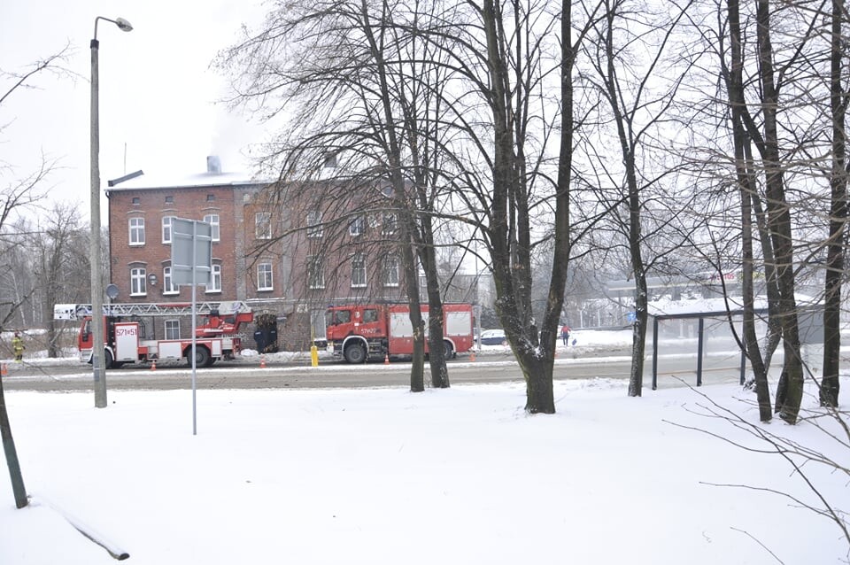 Dzisiaj, 8 lutego, przed południem rudzcy strażacy zostali wezwani na ulicę 1 Maja 360 w Czarnym Lesie, gdzie zapaliła się sadza w jednym z kominów.