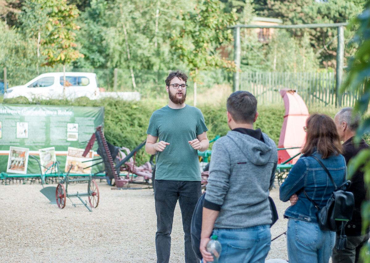Działo się, oj działo w sobotę w Muzeum PRL-u. Udało nam się dotrzeć w godzinach popołudniowych, aby sfotografować ich ekspozycję oraz świetny zlot zabytkowych samochodów.