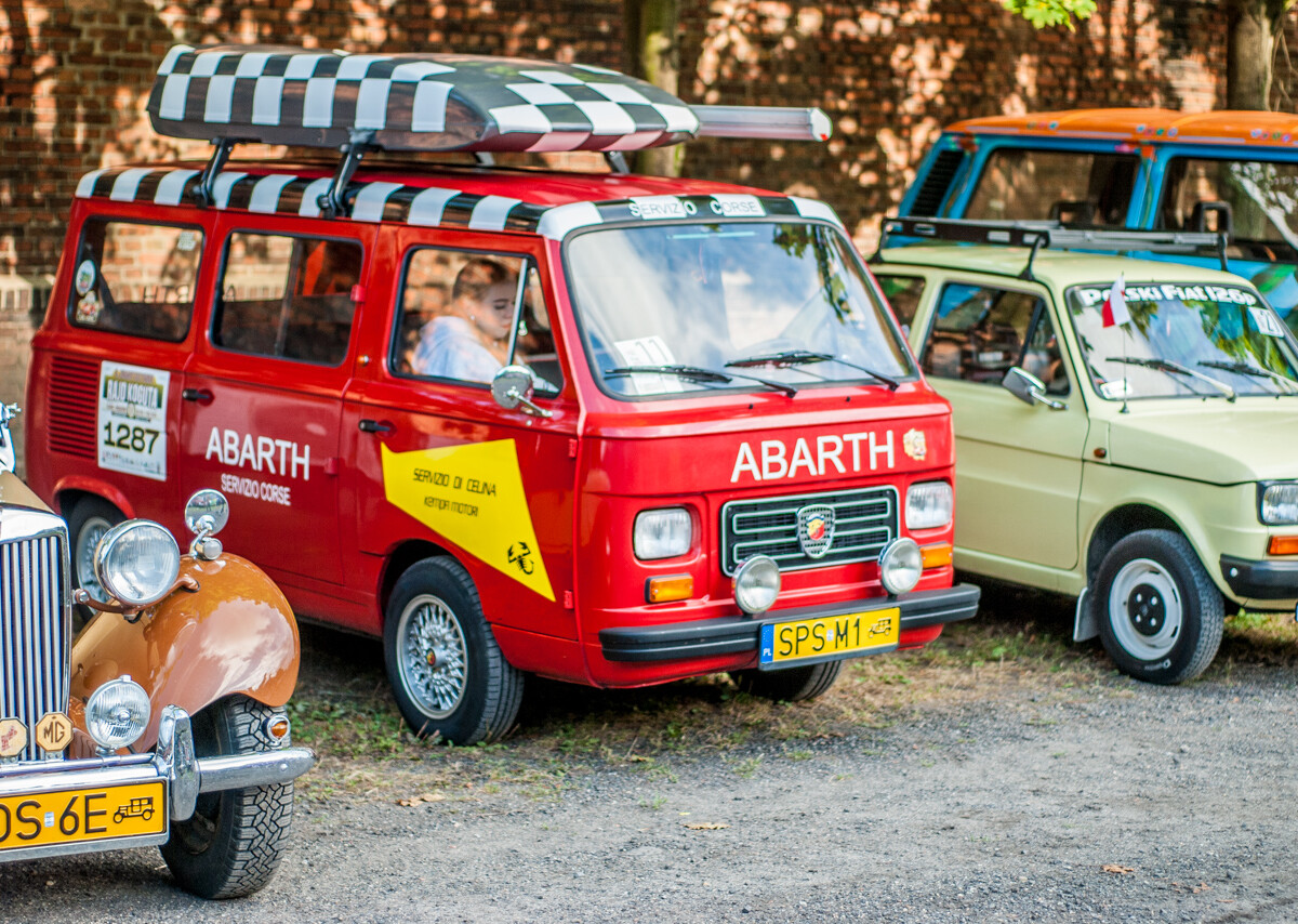 Działo się, oj działo w sobotę w Muzeum PRL-u. Udało nam się dotrzeć w godzinach popołudniowych, aby sfotografować ich ekspozycję oraz świetny zlot zabytkowych samochodów.