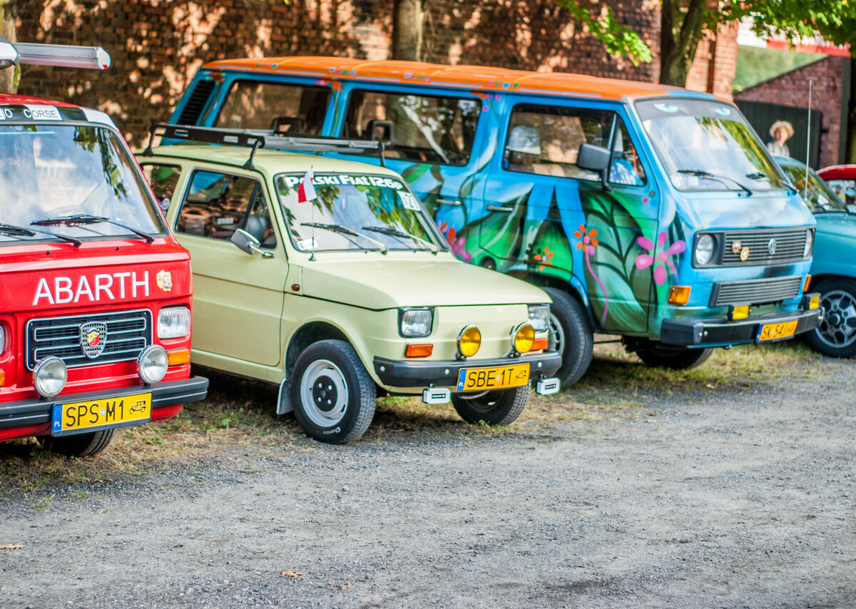 Działo się, oj działo w sobotę w Muzeum PRL-u. Udało nam się dotrzeć w godzinach popołudniowych, aby sfotografować ich ekspozycję oraz świetny zlot zabytkowych samochodów.