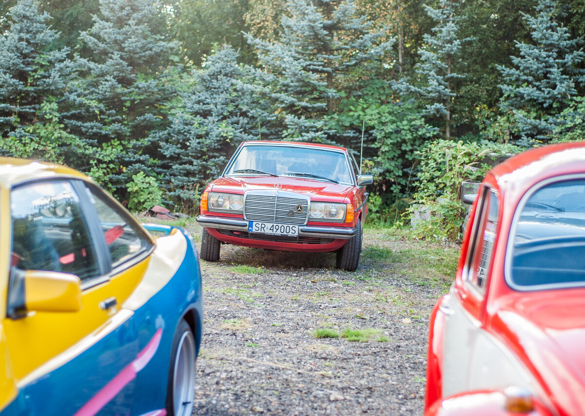 Działo się, oj działo w sobotę w Muzeum PRL-u. Udało nam się dotrzeć w godzinach popołudniowych, aby sfotografować ich ekspozycję oraz świetny zlot zabytkowych samochodów.